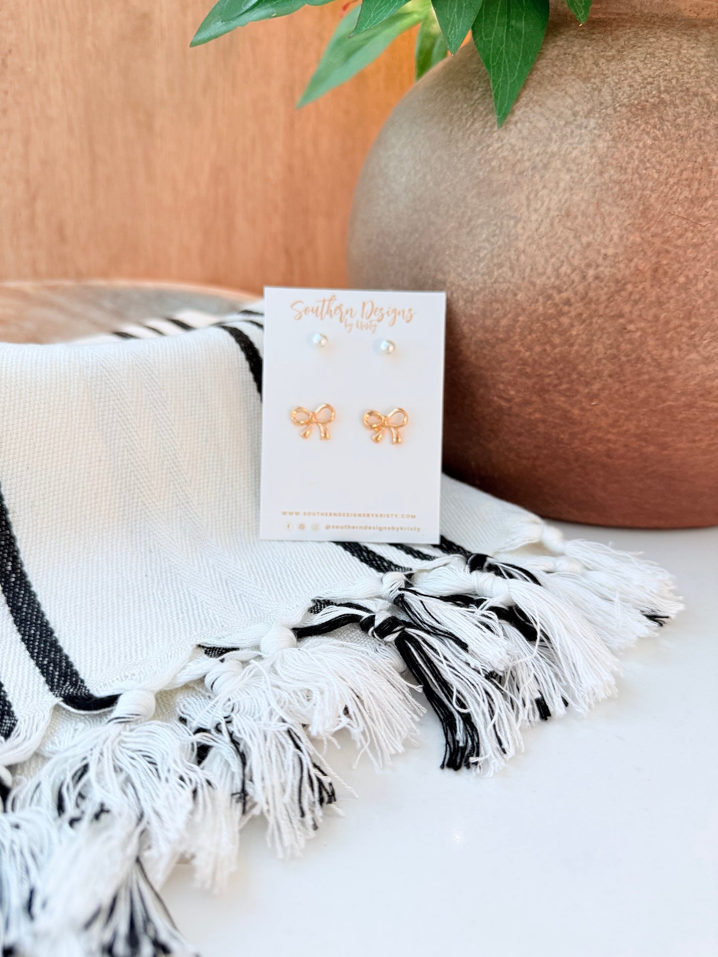 Pearl and Small Bow Stud Set