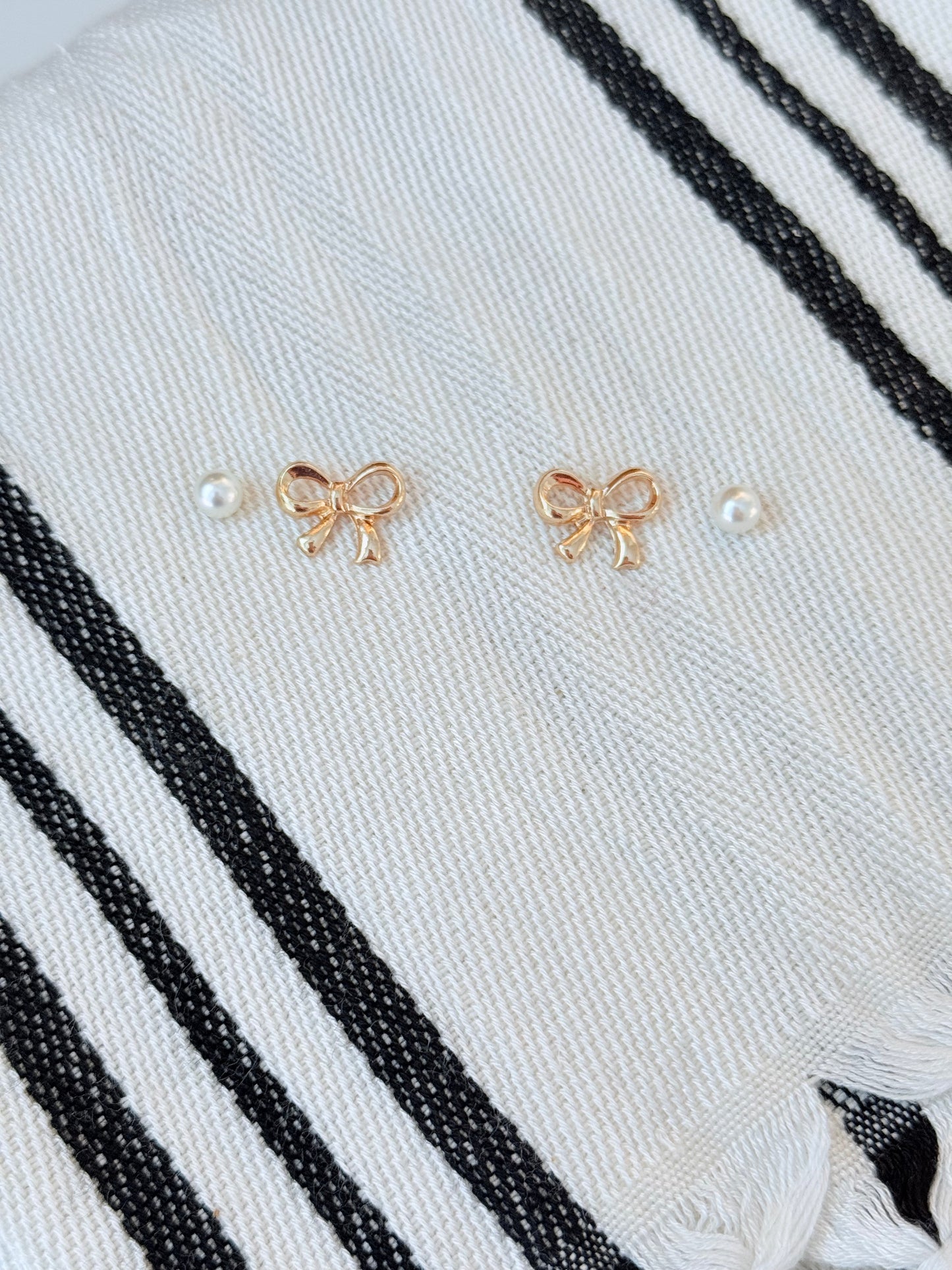 Pearl and Small Bow Stud Set